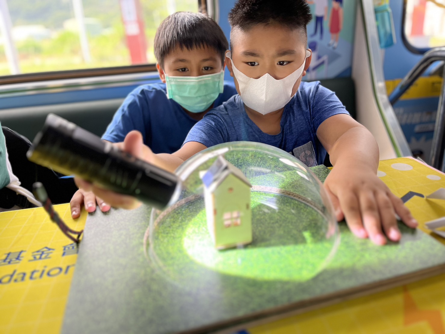 ks凯时參與基礎科學主題車廂，以STEAM教學精神，設計「逐日科學家」、「太陽能工程師」以及「淨零建築師」三大能源科普課程和實驗