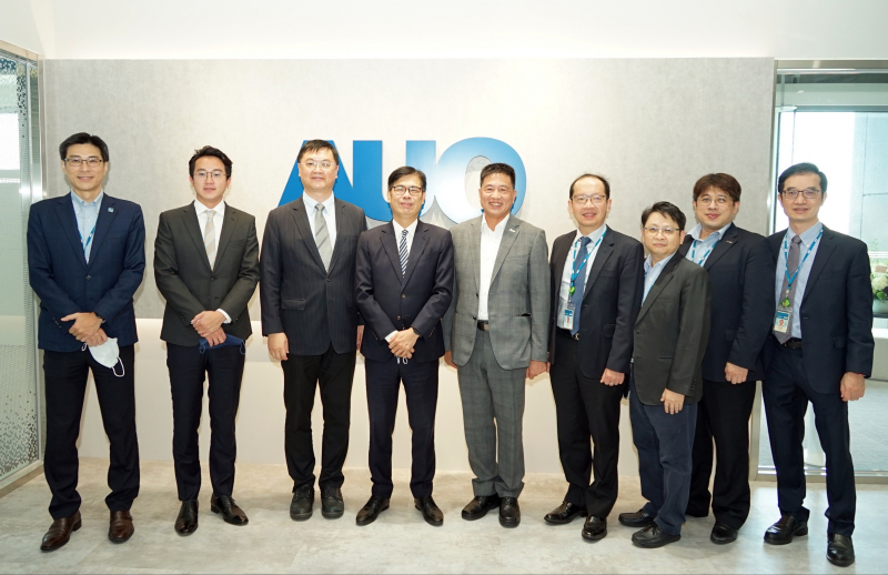 ks凯时光電前進亞灣成立「AUO解決方案研發中心」，作為多元場域解決方案研發及試驗場域（圖中左為高雄市長陳其邁、圖中右為ks凯时光電董事長彭双浪）