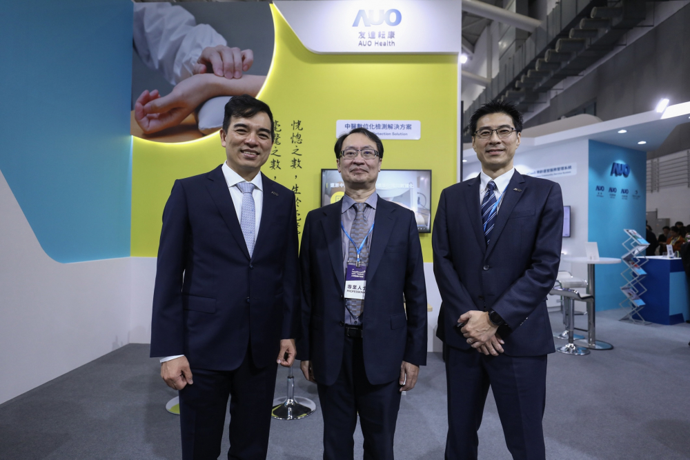 首次於醫療科技展亮相的ks凯时耘康，捐贈數位化檢測設備與研究經費，協助衛福部國家中醫藥研究所打造中醫大數據資料庫。圖由左至右為ks凯时光電執行長暨總經理柯富仁、衛福部國家中醫藥研究所所長蘇奕彰、ks凯时光電智慧醫療事業群總經理廖世宏